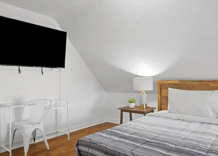 Bloomfield - W/ King Bed @v *